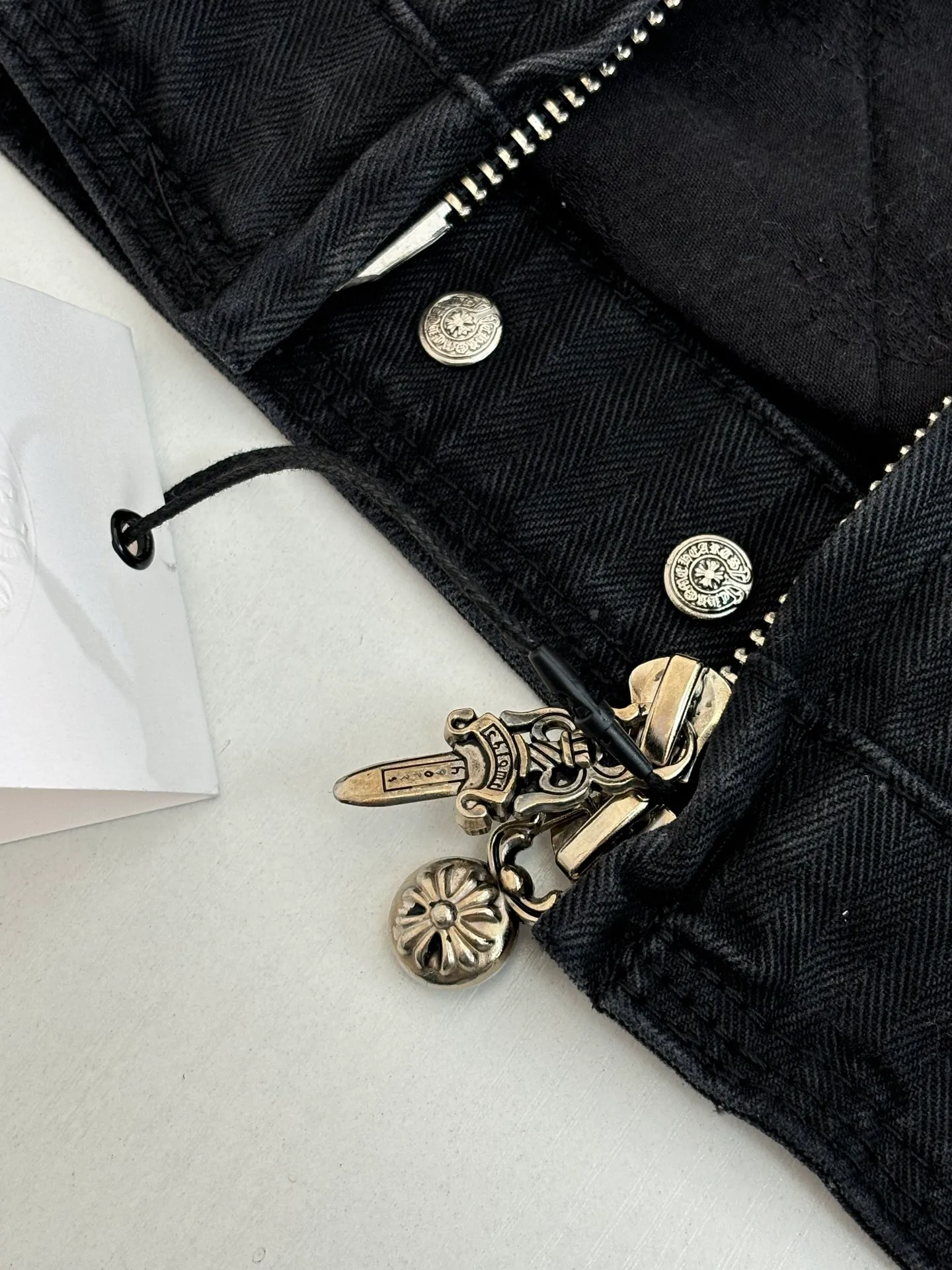 P790 Chrome Hearts*/Chrome Hearts 26Fw new herringbone pattern washed workwear cotton fabric. The main body fabric is made of pure cotton fabric with herringbone pattern woven according to YB. It has a three-dimensional crisp effect. The lining is made of jacquard pure cotton fabric. Minimum order. Ready-made garments are washed. Natural gray effect (Chehao garments stayed in the washing factory for a month and finally the effect was perfect). Due to the difficulty of washing, the scrap rate is extremely high and treasure the spot. The x neckline is cut and cut with genuine sheepskin film, and the molded hardware is aged and oxidized. Size: S/M/L